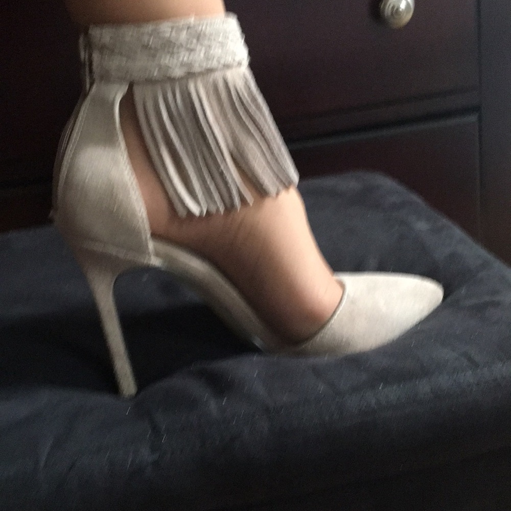 Steve Madden Fringe nude shoes 6M